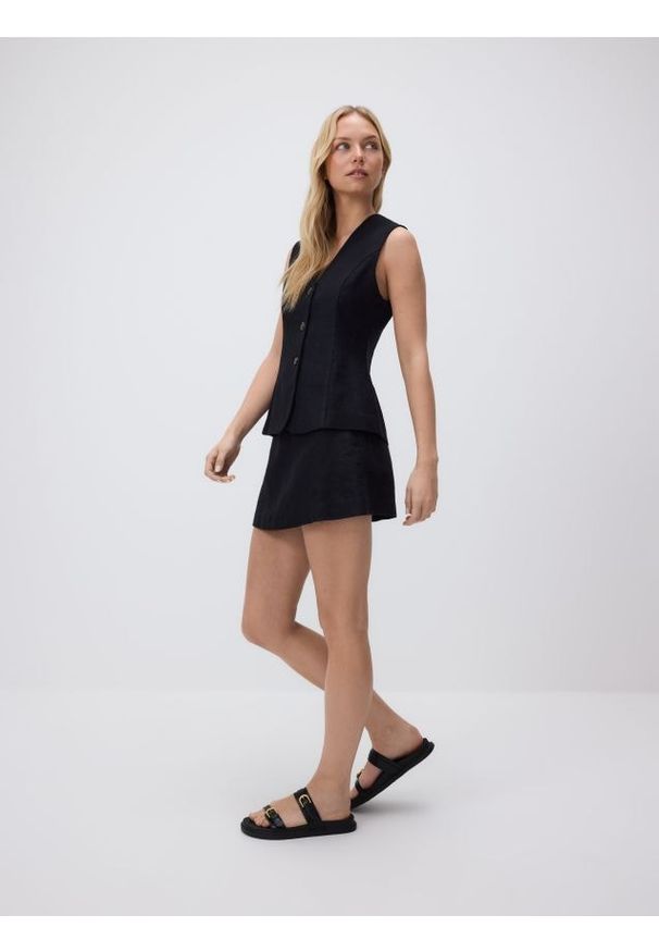 Reserved - Spódnico-szorty z tkaniną ramia - czarny. Kolor: czarny. Materiał: tkanina