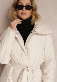 Renee - Beżowa Kurtka za Kolano Pikowana Chadi. Kolor: beżowy. Materiał: jeans, tkanina. Sezon: zima. Styl: klasyczny, elegancki #3