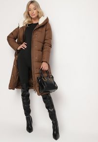 Born2be - Brązowa Pikowana Kurtka o Długim Kroju z Kapturem i Wiązanym Paskiem Neandira. Okazja: na co dzień. Typ kołnierza: kaptur. Kolor: brązowy. Materiał: jeans, materiał. Długość rękawa: długi rękaw. Długość: długie. Sezon: zima, jesień. Styl: klasyczny, casual, elegancki #7
