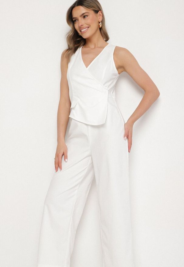 Born2be - Biały Kombinezon Taliowany Elegancki Asymetryczny z Dekoltem V Nevosse. Kolor: biały. Długość: długie. Styl: elegancki