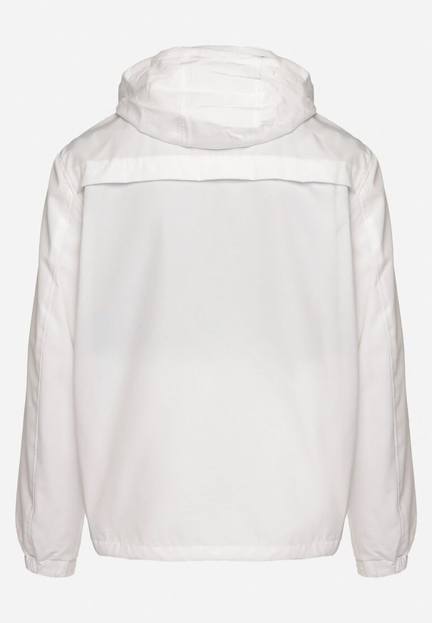 Born2be - Biała Kurtka Wiatrówka z Kapturem Schowanym w Kołnierzu Fioratte. Okazja: na co dzień. Typ kołnierza: kaptur. Kolekcja: plus size. Kolor: biały. Materiał: tkanina, materiał. Długość: długie. Wzór: gładki. Styl: casual