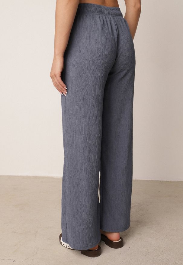 Born2be - Niebieskie Szerokie Spodnie z Teksturalnej Tkaniny z Wiązaniem w Pasie Agatia. Okazja: do pracy, na co dzień, na spacer. Stan: podwyższony. Kolor: niebieski. Materiał: tkanina. Długość: długie. Styl: wakacyjny, casual