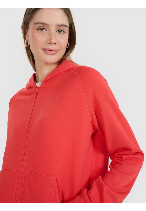 4f - 4F Bluza dresowa rozpinana z kapturem damska - czerwona XS. Okazja: na co dzień. Typ kołnierza: kaptur. Kolor: czerwony. Materiał: dresówka. Długość rękawa: raglanowy rękaw. Wzór: gładki, ze splotem. Styl: casual, sportowy