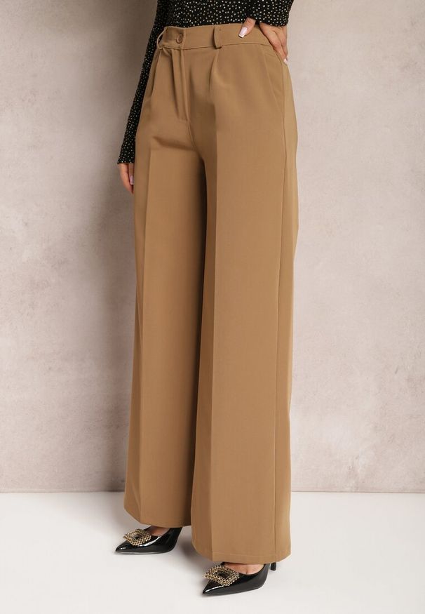 Renee - Jasnobrązowe Szerokie Spodnie High Waist z Gumką w Pasie Eternel. Okazja: na spotkanie biznesowe. Stan: podwyższony. Kolor: brązowy. Materiał: jedwab. Styl: biznesowy, elegancki