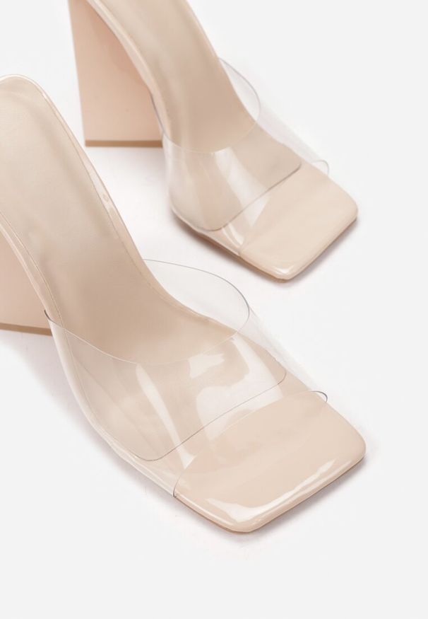 Renee - Beżowe Klapki Aurabelle. Nosek buta: otwarty. Kolor: beżowy. Materiał: materiał, guma. Wzór: geometria. Obcas: na słupku