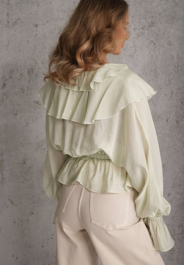 Renee - Zielona Bluzka w Typie Boho Ozdobiona Falbanami Sarlyss. Okazja: na co dzień. Typ kołnierza: dekolt w kształcie V. Kolor: zielony. Materiał: jeans. Długość rękawa: długi rękaw. Długość: długie. Wzór: aplikacja. Styl: boho