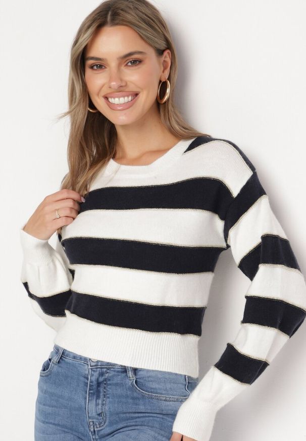 Born2be - Biało-Granatowy Sweter w Pasy Ozdobiony Metaliczną Nicią Zinellea. Kolor: biały. Materiał: materiał. Wzór: aplikacja. Sezon: zima