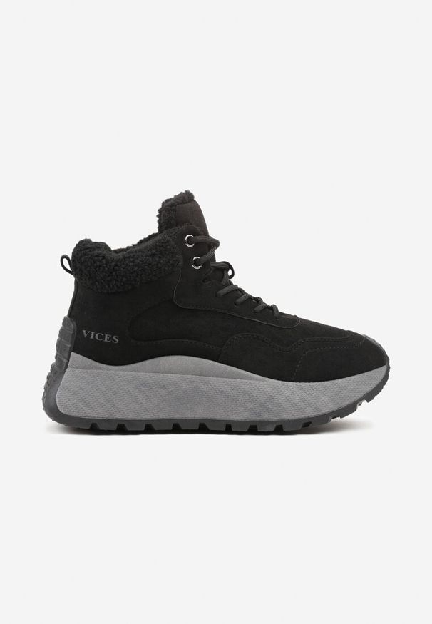 Born2be - Czarne Sneakersy Śniegowce Vices na Grubej Podeszwie Ozdobione Futerkiem i Napisem Nelinena. Okazja: na co dzień. Kolor: czarny. Materiał: futro. Wzór: aplikacja, napisy. Sport: golf