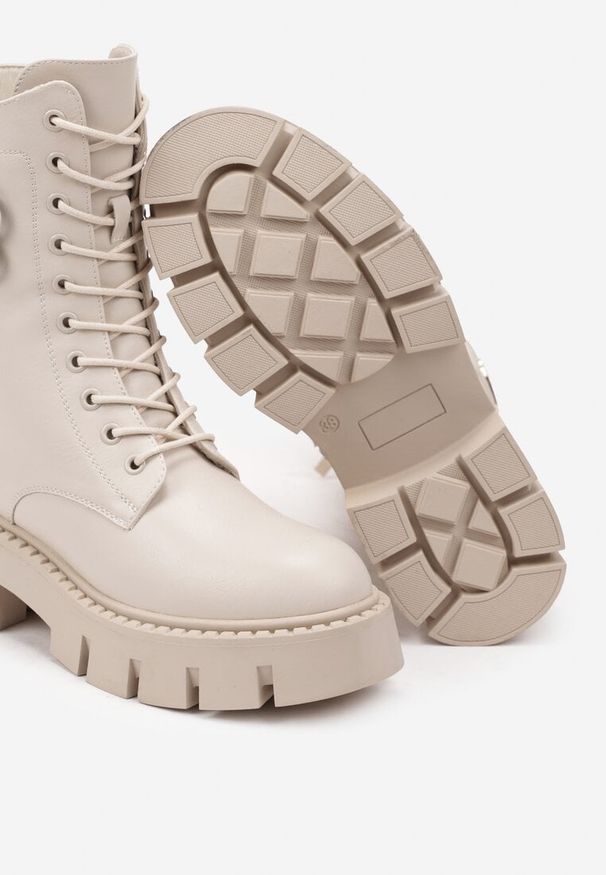 Born2be - Beżowe Botki na Grubej Podeszwie z Ozdobną Klamrą na Boku Irimare. Okazja: na co dzień. Zapięcie: klamry. Kolor: beżowy. Szerokość cholewki: normalna. Styl: casual, klasyczny