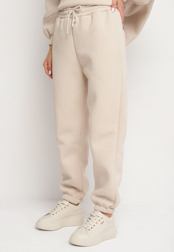 Born2be - Beżowy Komplet Dresowy Bluza i Joggery Podszyte Polarem Zibea. Kolor: beżowy. Materiał: polar, dresówka