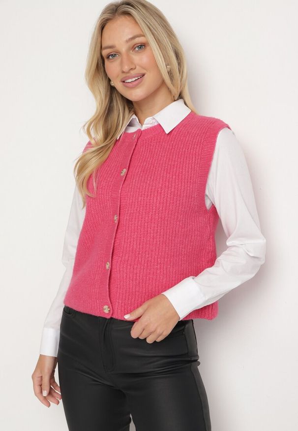 Born2be - Różowa Dzianinowa Kamizelka z Wełną Zapinana na Guziki Savaras. Okazja: na co dzień. Kolor: różowy. Materiał: dzianina, wełna. Styl: elegancki, casual