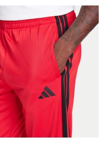 Adidas - adidas Dres Basic 3-Stripes JI8852 Czerwony Regular Fit. Kolor: czerwony. Materiał: syntetyk #6