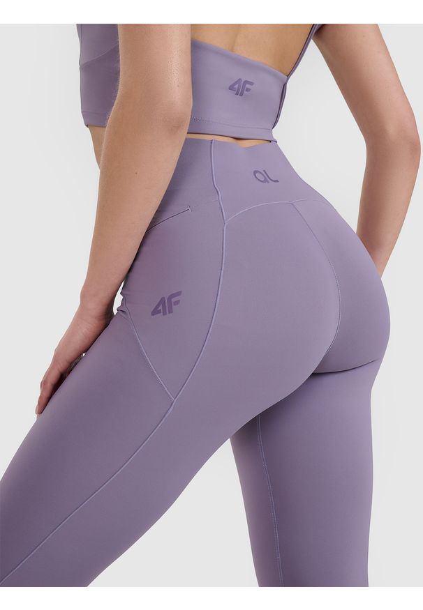 4f - 4F Legginsy treningowe szybkoschnące 4F x Anna Lewandowska - fioletowe L. Stan: podwyższony. Kolor: fioletowy. Materiał: dzianina, włókno, syntetyk, materiał, tkanina, elastan. Wzór: gładki, ze splotem. Sport: fitness