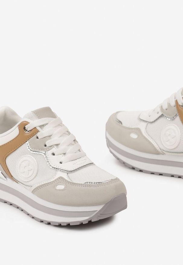 Born2be - Biało-Szare Sneakersy na Grubej Podeszwie z Metaliczną Wstawką Davenna. Okazja: na co dzień. Kolor: biały
