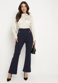 Born2be - Granatowo-Beżowy Elegancki Kombinezon z Koszulową Górą z Wiązaniem i Ozdobnymi Guzikami Noriti. Okazja: na co dzień, na spotkanie biznesowe, do pracy. Kolor: niebieski. Materiał: skóra. Długość rękawa: długi rękaw. Długość: długie. Styl: elegancki #7