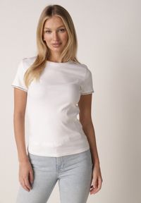 Born2be - Biały Bawełniany T-shirt z Cyrkoniami przy Rękawach Pronolea. Okazja: na co dzień. Kolor: biały. Materiał: bawełna. Wzór: aplikacja. Styl: casual, klasyczny #8