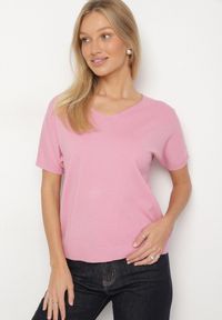 Born2be - Różowy Dzianinowy T-shirt z Dekoltem w Kształcie Litery V Fenima. Okazja: na spotkanie biznesowe, do pracy, na co dzień. Typ kołnierza: dekolt w kształcie V. Kolor: różowy. Materiał: dzianina. Styl: biznesowy, klasyczny, casual