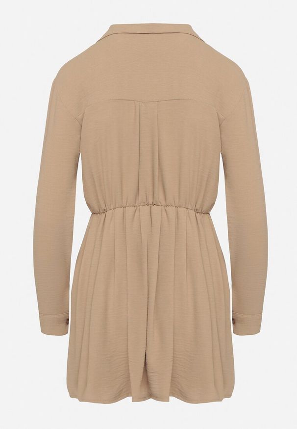 Born2be - Ciemnobeżowa Asymetryczna Sukienka o Koszulowym Kroju z Gumką w Talii Elodina. Kolor: beżowy. Długość rękawa: długi rękaw. Typ sukienki: asymetryczne, koszulowe. Styl: elegancki, sportowy