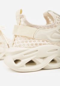 Renee - Beżowe Buty Sportowe Sneakersy na Platformie Ozdobionej Tłoczeniem Teliriella. Okazja: na co dzień. Zapięcie: sznurówki. Kolor: beżowy. Materiał: jeans. Wzór: aplikacja. Obcas: na platformie #6