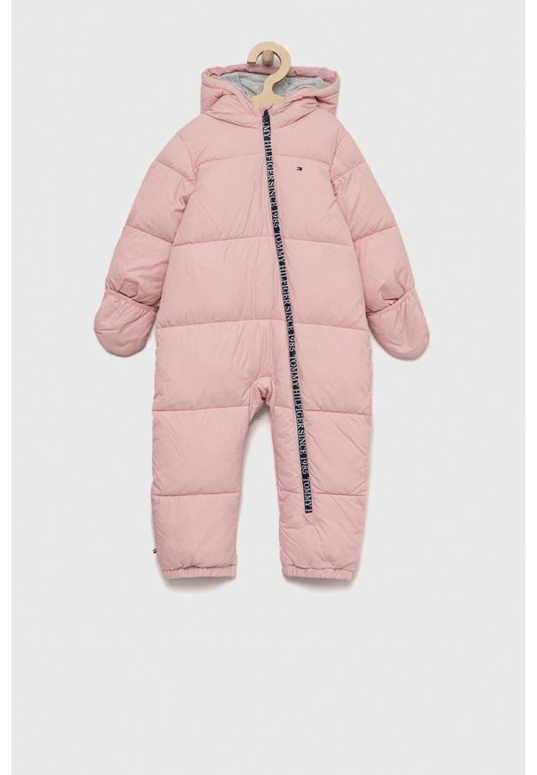 TOMMY HILFIGER - Tommy Hilfiger kombinezon niemowlęcy kolor różowy. Okazja: na co dzień. Kolor: różowy. Materiał: włókno, materiał. Styl: casual
