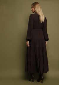 Born2be - Brązowa Rozkloszowana Sukienka Vices z Kopertowym Dekoltem Reslosa. Okazja: na co dzień. Typ kołnierza: dekolt w serek. Kolor: brązowy. Materiał: jeans. Typ sukienki: kopertowe. Styl: casual #3