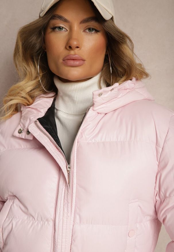 Renee - Różowa Pikowana Kurtka z Nieodpinanym Kapturem o Krótkim Kroju Tinneira. Okazja: na spacer. Kolor: różowy. Materiał: jeans. Długość: krótkie. Styl: elegancki