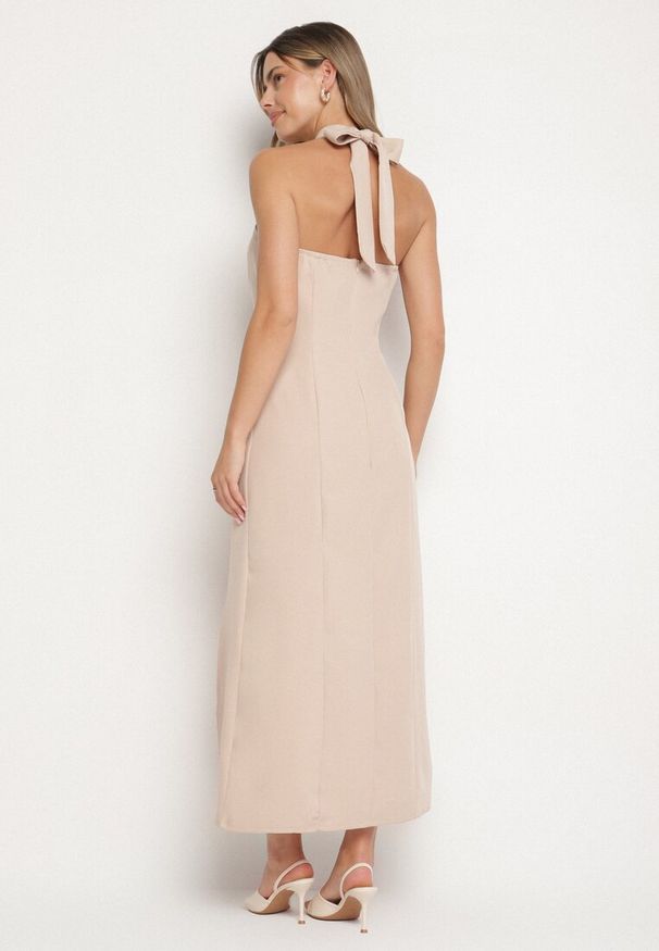 Born2be - Beżowa Sukienka z Wiskozą z Odkrytymi Plecami i Wiązaniem Zdobiona Broszką Nalorise. Kolor: beżowy. Materiał: wiskoza. Wzór: aplikacja. Styl: elegancki, klasyczny