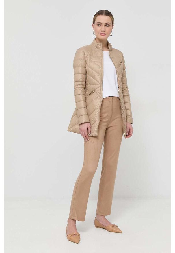 Patrizia Pepe kurtka puchowa damska kolor beżowy przejściowa. Kolor: beżowy. Materiał: puch