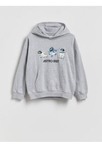 Reserved - Bluza z kapturem Astro Bot - jasnoszary. Typ kołnierza: kaptur. Kolor: szary. Materiał: dzianina, bawełna #1
