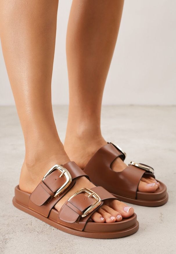 Renee - Brązowe Klapki z Metalicznymi Klamrami Aetheta. Okazja: na spacer. Kolor: brązowy