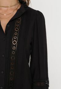 Born2be - Czarna Koszula ze Stójką i Koronką Argochis. Typ kołnierza: kołnierzyk stójkowy. Kolor: czarny. Materiał: koronka. Wzór: koronka #2
