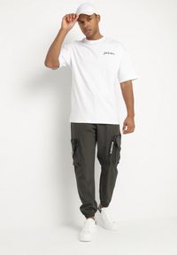 Born2be - Ciemnozielone Spodnie Dresowe w Stylu Cargo Efalitha. Kolor: zielony. Materiał: dresówka. Styl: sportowy #5