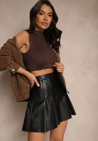 Renee - Czarna Plisowana Spódnica z Ekoskóry o Rozkloszowanym Kroju Annielle. Okazja: na co dzień. Stan: podwyższony. Kolor: czarny. Styl: elegancki, casual #3