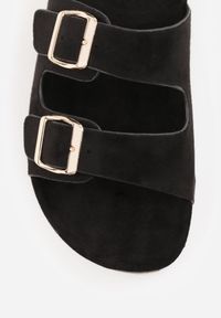 Born2be - Czarne Klapki Kleogoria. Okazja: na spacer, na co dzień. Kolor: czarny. Sezon: lato. Obcas: na obcasie. Styl: elegancki, casual, klasyczny. Wysokość obcasa: niski #4