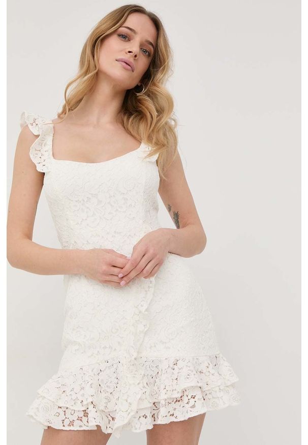 BARDOT - Bardot sukienka kolor biały mini dopasowana. Kolor: biały. Materiał: dzianina. Długość rękawa: na ramiączkach. Typ sukienki: dopasowane. Długość: mini