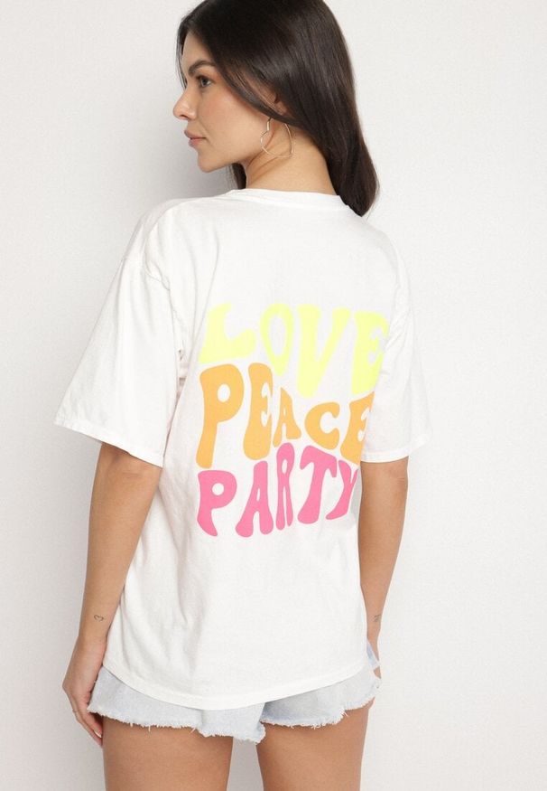 Born2be - Biały Bawełniany T-shirt Ozdobiony Nadrukiem Odalva. Okazja: na co dzień, na spacer. Kolor: biały. Materiał: bawełna. Wzór: aplikacja, nadruk. Sezon: lato. Styl: casual, klasyczny