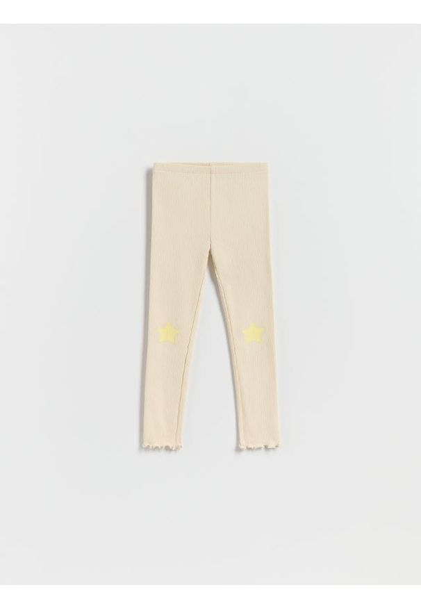 Reserved - Prążkowane legginsy z nadrukiem - beżowy. Kolor: beżowy. Materiał: prążkowany. Wzór: nadruk