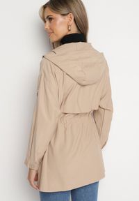 Born2be - Jasnobeżowa Kurtka Parka z Nieodpinanym Kapturem i Troczkiem w Pasie Mevarie. Okazja: na co dzień. Kolor: beżowy. Materiał: jeans. Wzór: aplikacja. Styl: casual, sportowy #2