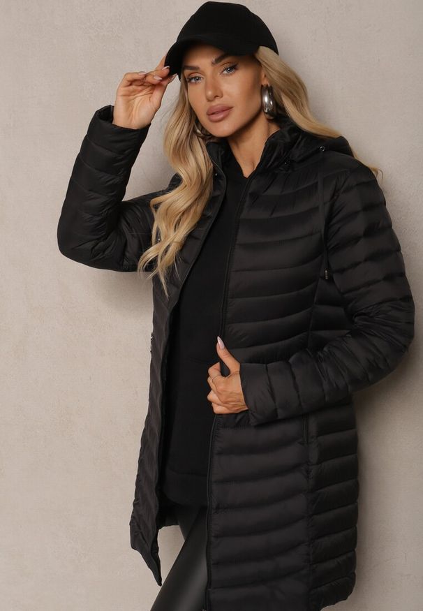 Renee - Czarna Kurtka o Wydłużonym Kroju Pikowana z Odpinanym Kapturem Sintinea. Okazja: na co dzień. Kolor: czarny. Materiał: jeans. Styl: elegancki, casual