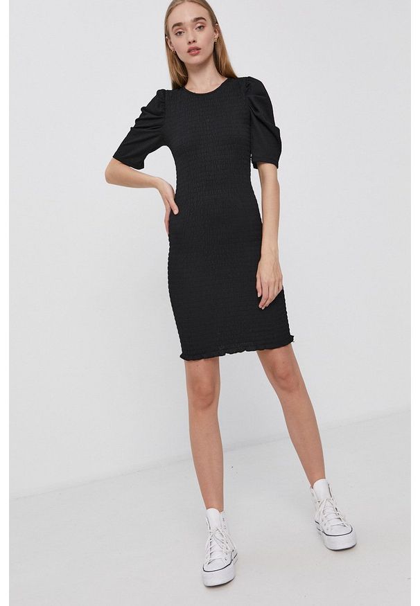 JDY - Jacqueline de Yong Sukienka kolor czarny mini dopasowana. Kolor: czarny. Materiał: dzianina. Długość rękawa: krótki rękaw. Typ sukienki: dopasowane. Długość: mini