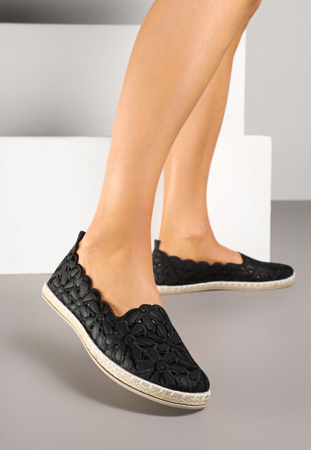 Born2be - Czarne Espadryle z Ażurową Cholewką i Ozdobnymi Przeszyciami Borkia. Okazja: na co dzień, na spotkanie biznesowe, do pracy. Kolor: czarny. Szerokość cholewki: normalna. Wzór: ażurowy. Sezon: lato. Obcas: na płaskiej podeszwie. Styl: biznesowy, elegancki, casual