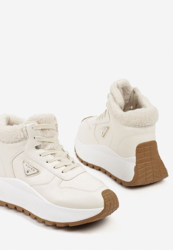 Renee - Beżowe Sneakersy Śniegowce Vices na Platformie Ozdobione Trójkątną Aplikacją Ficebia. Okazja: na co dzień. Kolor: beżowy. Materiał: jeans, skóra. Wzór: aplikacja. Obcas: na platformie