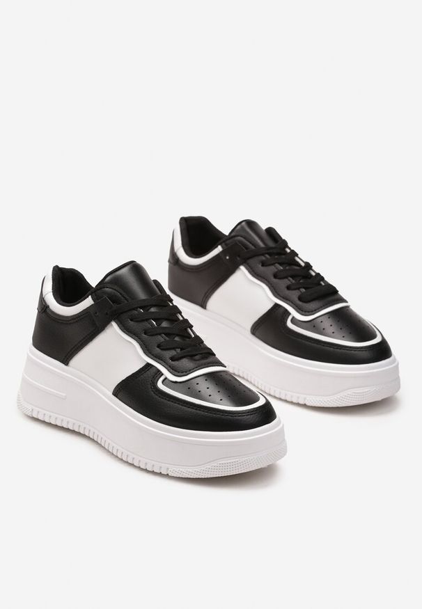 Renee - Czarno-Białe Sneakersy na Platformie z Delikatną Perforacją Dairala. Nosek buta: okrągły. Zapięcie: sznurówki. Kolor: czarny. Materiał: materiał. Obcas: na platformie. Wysokość obcasa: niski