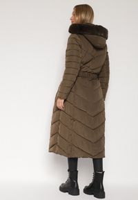 Born2be - Ciemnozielona Długa Kurtka Zimowa z Pikowaniem Paskiem i Kapturem z Futrem Retilma. Kolor: zielony. Materiał: futro. Długość: długie. Sezon: zima. Styl: elegancki #6