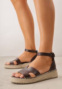 Renee - Ciemnobrązowe Sandały VICES na Platformie z Plecionką i Wycięciami Helimis. Zapięcie: sprzączka. Kolor: brązowy. Materiał: koronka. Wzór: koronka. Sezon: lato. Obcas: na platformie #2