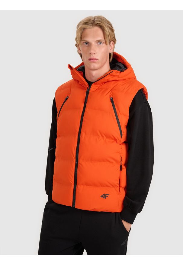 4f - 4F Bezrękawnik puchowy z wypełnieniem syntetycznym męski - pomarańczowy M. Okazja: na co dzień. Typ kołnierza: kaptur. Kolor: pomarańczowy. Materiał: syntetyk, puch. Długość rękawa: bez rękawów. Długość: długie. Styl: klasyczny, casual, sportowy