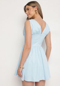 Born2be - Niebieska Sukienka Vices o Rozkloszowanym Kroju z Wiązaniem Foliseia. Okazja: na co dzień. Typ kołnierza: dekolt w kształcie V. Kolor: niebieski. Materiał: poliester, jeans. Długość rękawa: bez rękawów. Styl: elegancki, casual, klasyczny #3