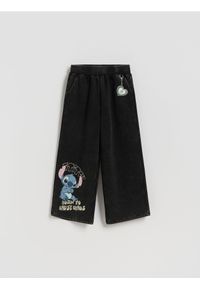 Reserved - Spodnie dresowe z brelokiem Lilo i Stitch - czarny. Kolor: czarny. Materiał: dresówka #1