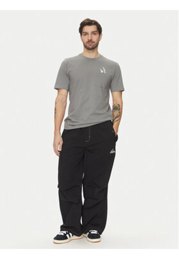 Adidas - adidas T-Shirt Lounge Slides Graphic Pocket JC5284 Szary Regular Fit. Kolor: szary. Materiał: bawełna