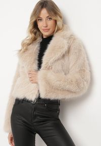 Born2be - Beżowa Futerkowa Kurtka o Krótkim Kroju z Eleganckim Kołnierzem Tazamisa. Okazja: na co dzień. Kolor: beżowy. Materiał: jeans. Długość: krótkie. Styl: elegancki #6